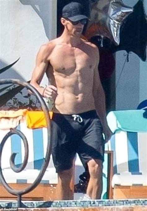 Michael Phelps Goes Shirtless By The Pool In Cabo Mexico Daily Mail