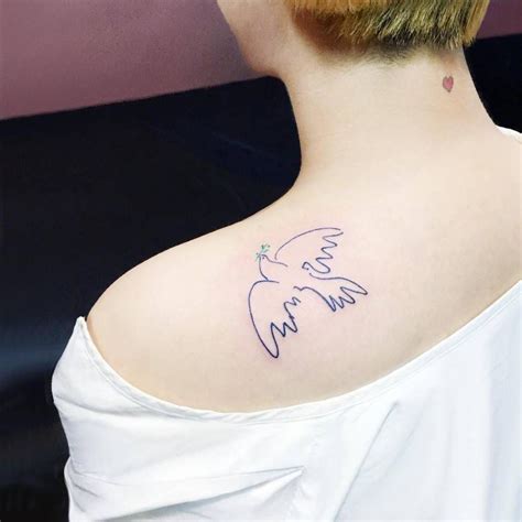 Picassos Dove Of Peace Tattoo On The Left Shoulder Blade Tatuajes