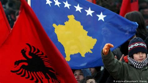 Schwarzer doppeladler mit rücksicht auf die minderheiten sollen albanische symbole in der neuen flagge vermieden werden. Albanien will offene Grenzen in der Region | Europa | DW ...