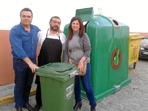 El Ayuntamiento De La Palma Reparte 60 Contenedores Para Residuos De