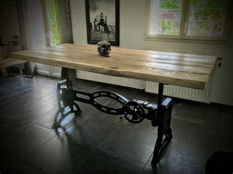 Le problème est qu'il existe bien des pieds réglables en les visant mais il faut 5 min pour régler chaque pied or je voudrais avoir une table que je règle au grès de mon humeur. Table élévatrice Pied rond en Fonte - Bois Métal style ...