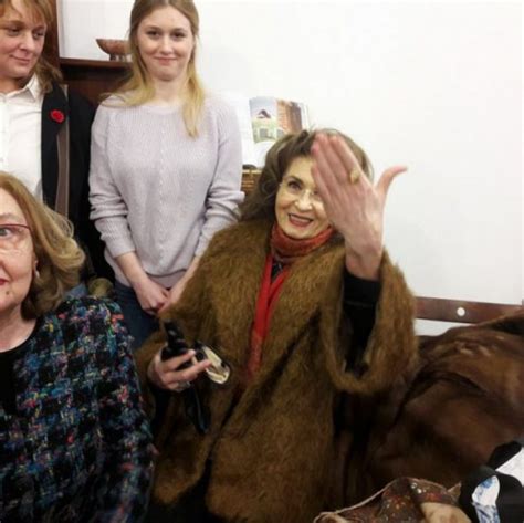 Facebook gives people the power. Angela Similea s-a întors în ţară. Primele imagini cu ...