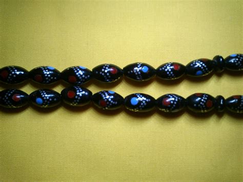 Tangannya kembali menggenggam kedua bijiku. PERMATA MURAH SOKMO: TASBIH MARJAN HITAM ASLI