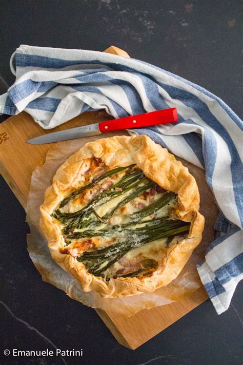 Pulire i funghi con un panno umido, eliminare loro il gambo, e tagliarli a. Torta salata asparagi e prosciutto crudo ricetta ...