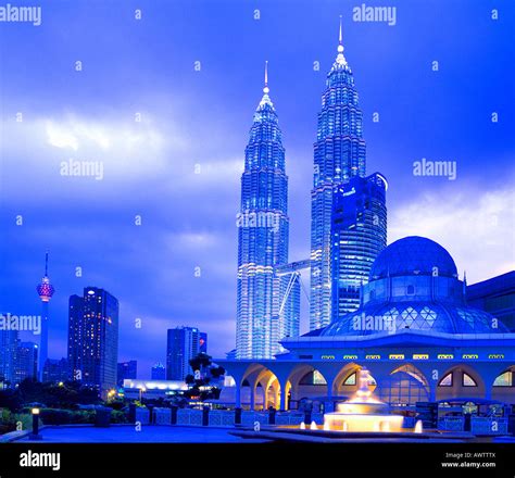Petronas Towers At Night Kuala Lumpur Malaysia Stock Photo Alamy