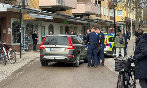 Polisinsats I Centrala Köping Två Personer Omhändertogs Magazin24