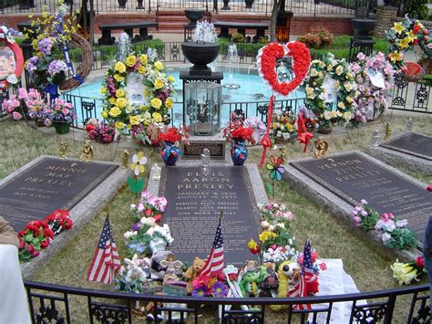 Find the perfect elvis presley funeral stock photos and editorial news pictures from getty images. Grandes funerales: Elvis Presley | Entre piedras y cipreses