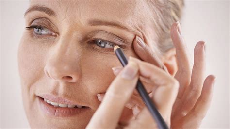 This Is The Best Way To Apply Eyeliner After Makeup For Older