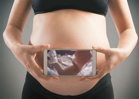 Zwischen dem 4 und 5 monat soll das hören dann wohl ganz entwickelt sein und dann reagieren sie auf reize von außen. Was kann und macht mein Baby schon im Bauch? - Babyartikel ...