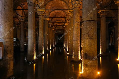 La Cisterna Basílica embalse subterráneo de agua construido por el emperador Justiniano en el