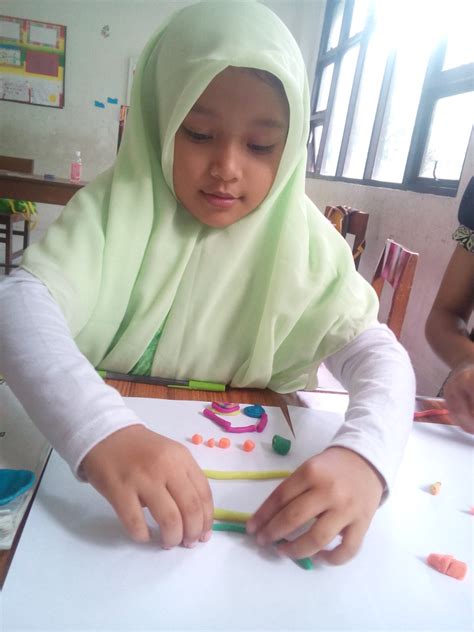 Contoh seni rupa 3 dimensi bisa dengan mudah. Paktik Membuat Karya Seni 3 Dimensi, Kelas 3B SD Labschool ...