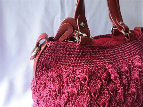 19 tas warna merah maroon yang menawan
