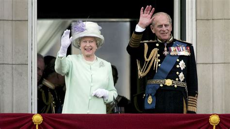 He was 99.philip, the lifelong companion of britain's queen elizabeth, died at windsor castle on friday morning, following a recent stay in the hospital. Prinz Philip unterhält die Queen mit "ungezogenen" Witzen ...