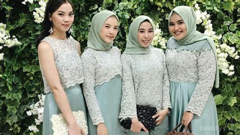 Detail kain brokat yang memberikan aksen timbul dan motif kain batik yang kental dengan etnik tradisionalnya akan membuat penampilan anda lebih klasik namun menarik, modis dan kekinian pastinya. Model Brokat Dengan Kain Adat.terusan.com : 30 Model Kebaya Brokat Modern Terbaru Muslim Atasan ...