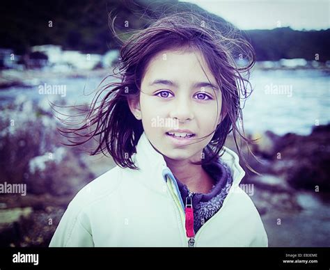 Gemischte Rassen Mädchen Stehen Auf Felsigen Strand Stockfotografie Alamy