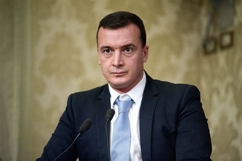 Per il premier giuseppe conte, infatti, con nessuna apparizioni video alle spalle, l'aiuto di casalino sarà necessario e importantissimo. Il super stipendio di Rocco Casalino: guadagna più di ...