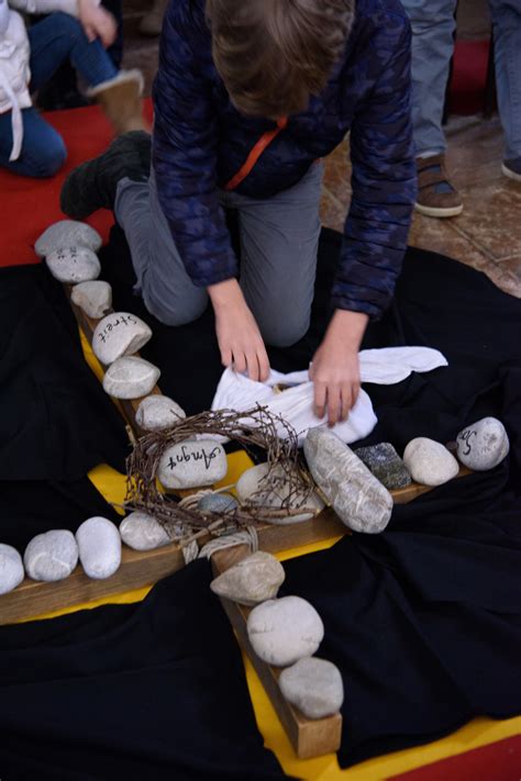 Die kreuzwegmeditationen zu den einzelnen stationen stammen in diesem jahr von pfadfinderinnen und pfadfindern aus foligno in. Kreuzweg der Kinder am Karfreitag in St. Peter und Paul ...