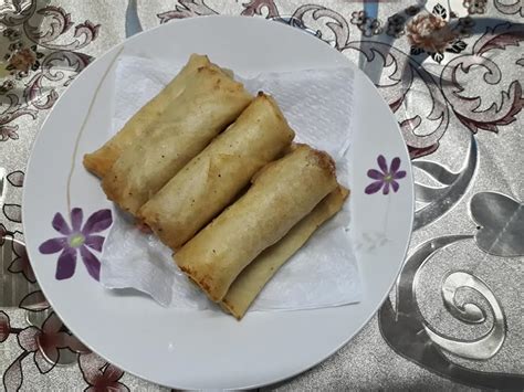 karboˈnaːra) is an italian pasta dish from rome made with egg, hard cheese, cured pork, and black pepper. Resepi Popia Carbonara Mudah | Inani Hazwani