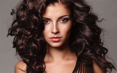 Vediamo come mantenere gli effetti di questo strabiliante colore. Capelli color cioccolato: : il castano più bello ed ...