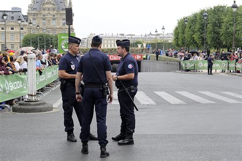 مقتل 3 ضباط شرطة في إطلاق نار وسط فرنسا الشروق أونلاين
