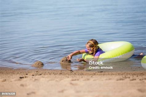 Mädchen Spielen Im Sand Am Strand Mit Innertube Schwimmer Stockfoto Und Mehr Bilder Von Kind