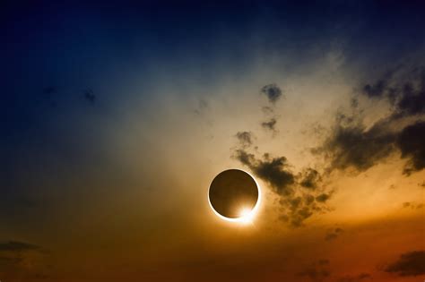 Der schatten des mondes streicht dabei über die erde, was nur bei neumond möglich ist. Sonnenfinsternis nie ohne Brille