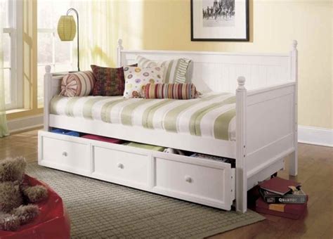 This bedroom harbors four beds but still looks to have masses of floor space. 12 Ideas For Beds With Drawers To Get Extra Storage Space ...