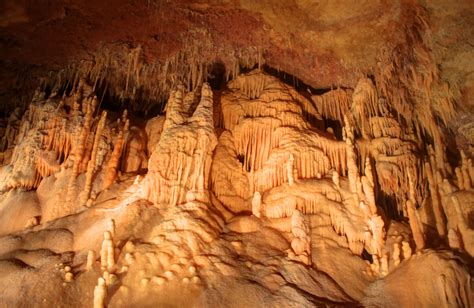 Large Groups Of Formations In Natural Bridge Caverns