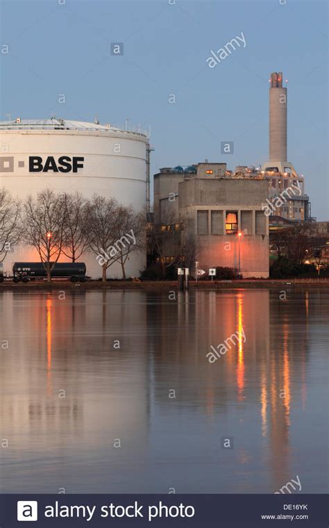 Integrated chemical cluster in ludwigshafen, germany, europe with pipeline grids about basf se, ludwigshafen. Basf Ludwigshafen Stock Photos & Basf Ludwigshafen Stock ...