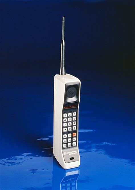 1983 The First Commercially Available Mobile Phone The Motorola