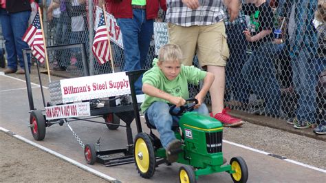 Children Give It All Theyve Got At Kiddie Tractor Pull