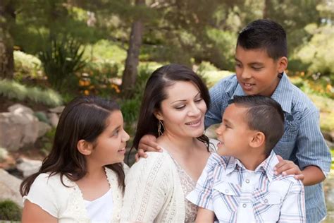 Fotos Familias Mexicanas Felices Feliz Familia Hispana En El Parque