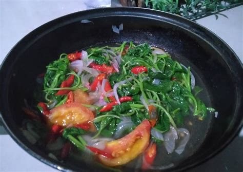 Dalam sebuah bekas, campurkan sayur bayam, taugeh dan lobak merah serta serai. Recipe: Delicious Tumis sayur bayam