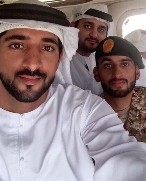 الشيخ راشد بن سعيد آل مكتوم هو الشخص الأول الذي إستطاع من جعل دولة الإمارات العربية المتحدة من موحدة عن طريق دمج كلًا من إمارتي أبوظبي ودبي بها. بالصورة: حمدان بن محمد يعرب عن سعادته بتخرج أخيه أحمد من ...