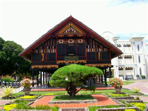 Selain itu rumah adat ini mempunyai filosofi dan sanepan yang terkandung didalam rumah adat ini. Gambar Dan Nama Rumah Adat Dari 33 Provinsi di Indonesia ...