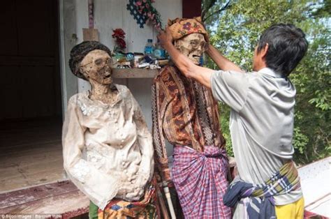 印尼村落奇特风俗：挖出亲人遗体装扮缅怀图遗体印尼新浪新闻