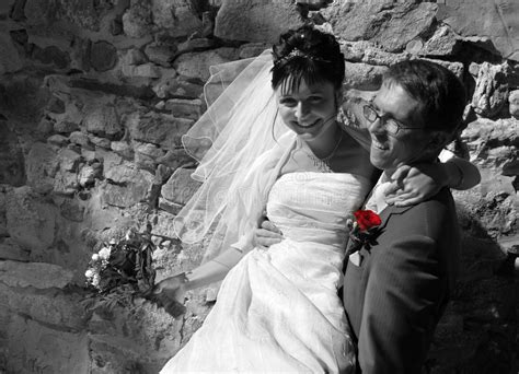 Echtgenoot En Vrouw Glimlach In De Kerk Stock Foto Afbeelding