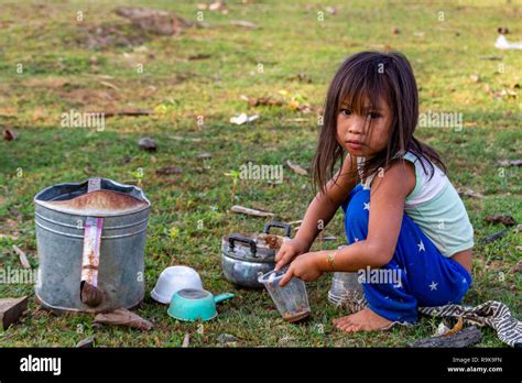 Thakhek Laos April Lokale Chil Spielen Eine Mahlzeit Mit Schlamm Aus Einem Fluss In