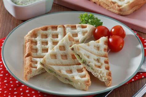 Biasanya waffle dihidangkan dengan topping madu, gula, buah segar hingga es krim. Resep Wafel Isi Saus Keju Enak Ini Bisa Ditiru Untuk ...