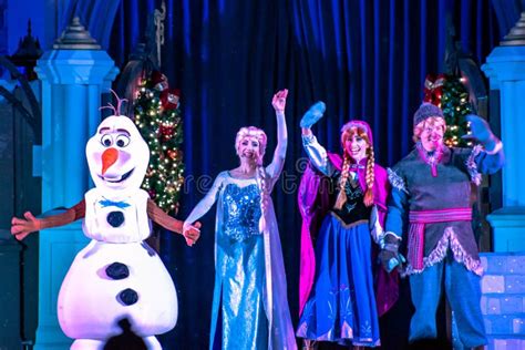 Olaf Elsa Anna And Kristoff In A Frozen Holiday Wish At Magic Kingdom