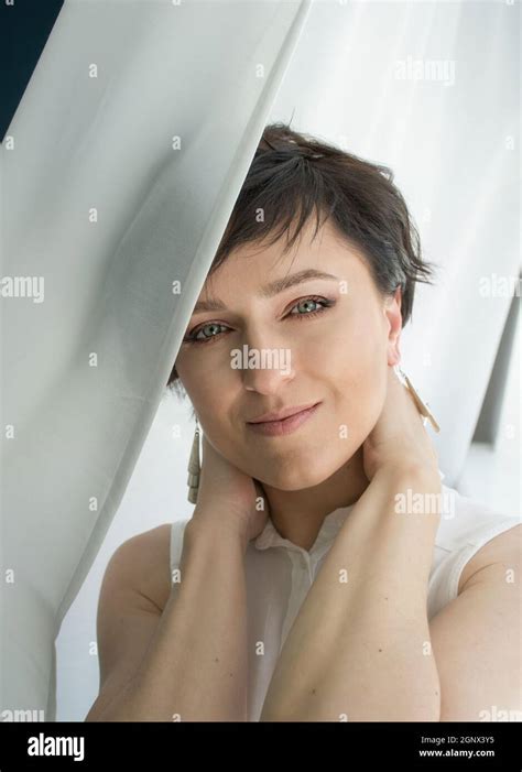 Short Haired Brunette Brunette Hair Brunette Haired With Brunette Hair Hi Res Stock Photography