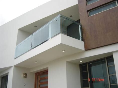 1.10 casa moderna con una fachada de cristales. terraza con barandal de acrilico - Buscar con Google ...