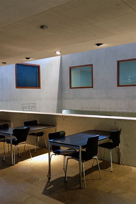In der fachhochschule sihlhof kamen einige faktoren zusammen, die sich zunächst wie widerstände lasen: www.archipicture.eu - Giuliani & Hönger - Sihlhof University