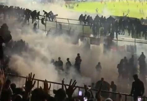 Geger Kerusuhan Di Stadion Kanjuruhan Malang Malam Ini Suporter