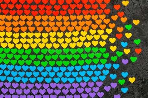dos corazones azules como símbolo del amor gay fondo de cinta arco iris en los colores de la