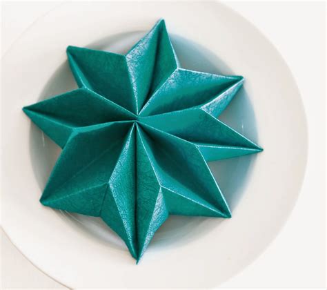 Schenken sie an weihnachten den servietten besondere aufmerksamkeit und falten sie sie auf interessante weise, um die festtafel noch eleganter und festlicher wirken zu lassen. Home Fashion® - be different: Faltanleitung: Stern ...