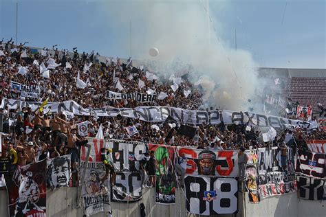 Ambos conjuntos atraviesan diferentes realidades pero universidad de chile: Garra Blanca - Wikipedia, la enciclopedia libre