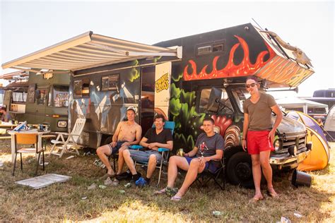 Een feest met muziek, motorcross, stunts, humor, theater en meer. Koddige campers en volgekliederde caravans op de Zwarte ...