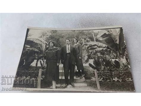 Снимка Мъж и две млади момичета в Морската градина Стари снимки Изделия от хартия