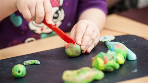 Knete selber machen: Rezept mit natürlichen Zutaten - Utopia.de